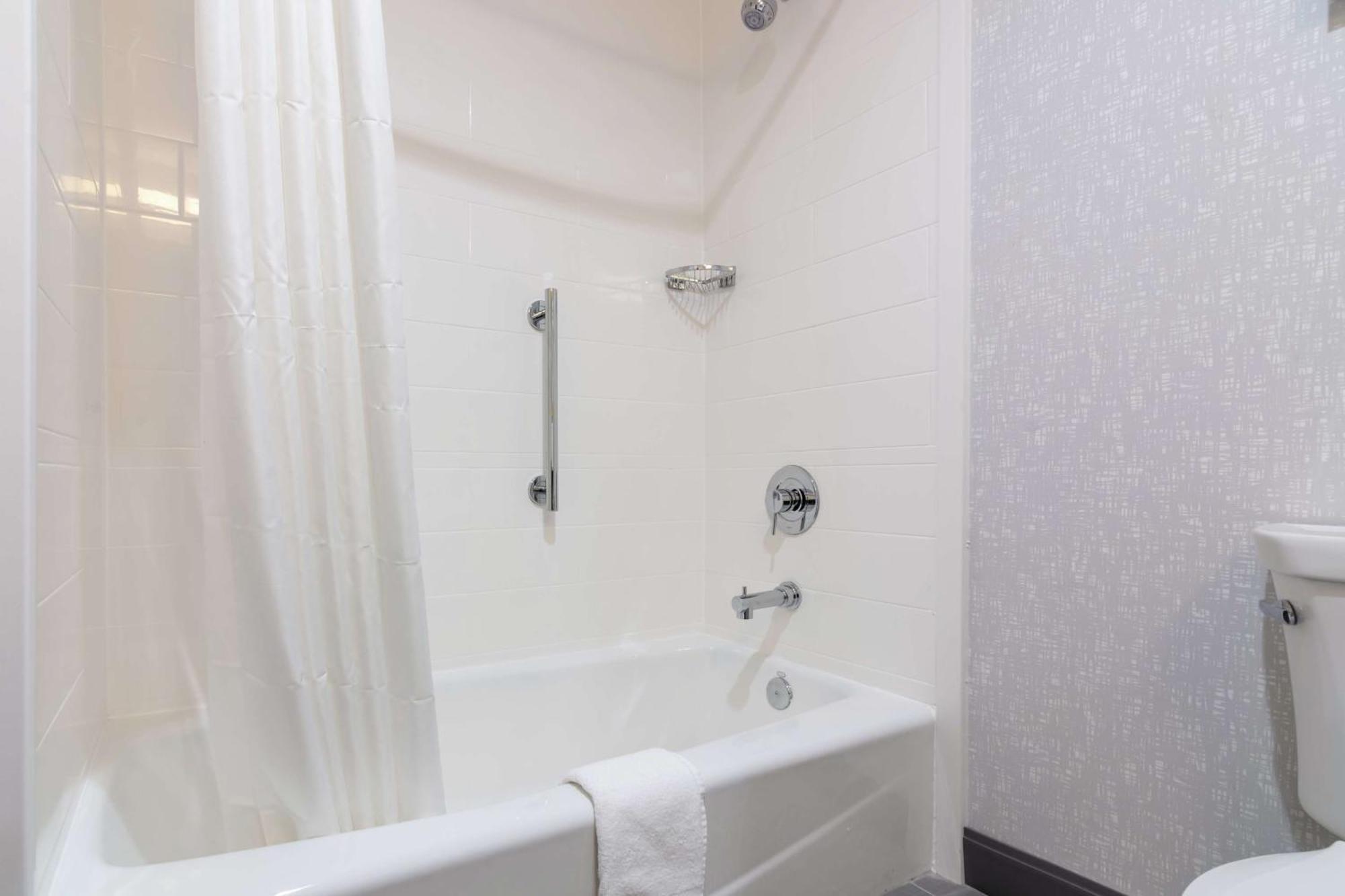 Hampton Inn & Suites Dallas East מראה חיצוני תמונה
